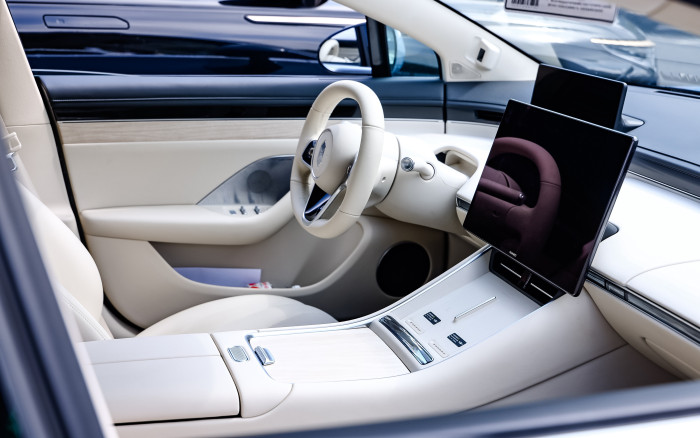 Der Innenraum des Luxeed R7 erinnert stark an Tesla, auch wenn dort der Fahrer keinen eigenen Bildschirm hat. (Bild: Chery)